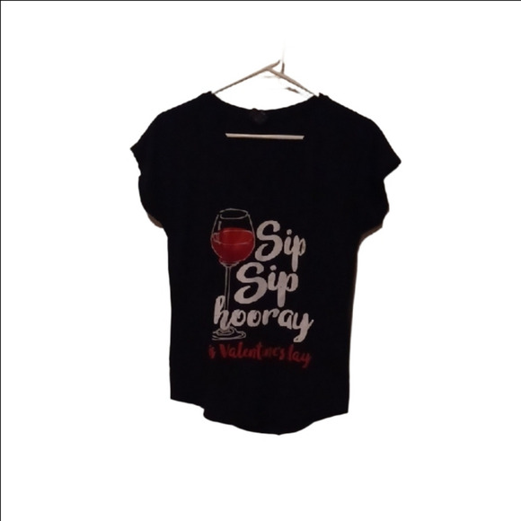 💙🌺Women's Black Vneck Graphic Tee - Picture 4 of 10